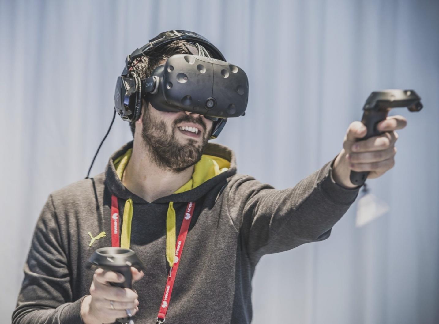 Estudiantes trabajando en proyectos prácticos de AR/VR