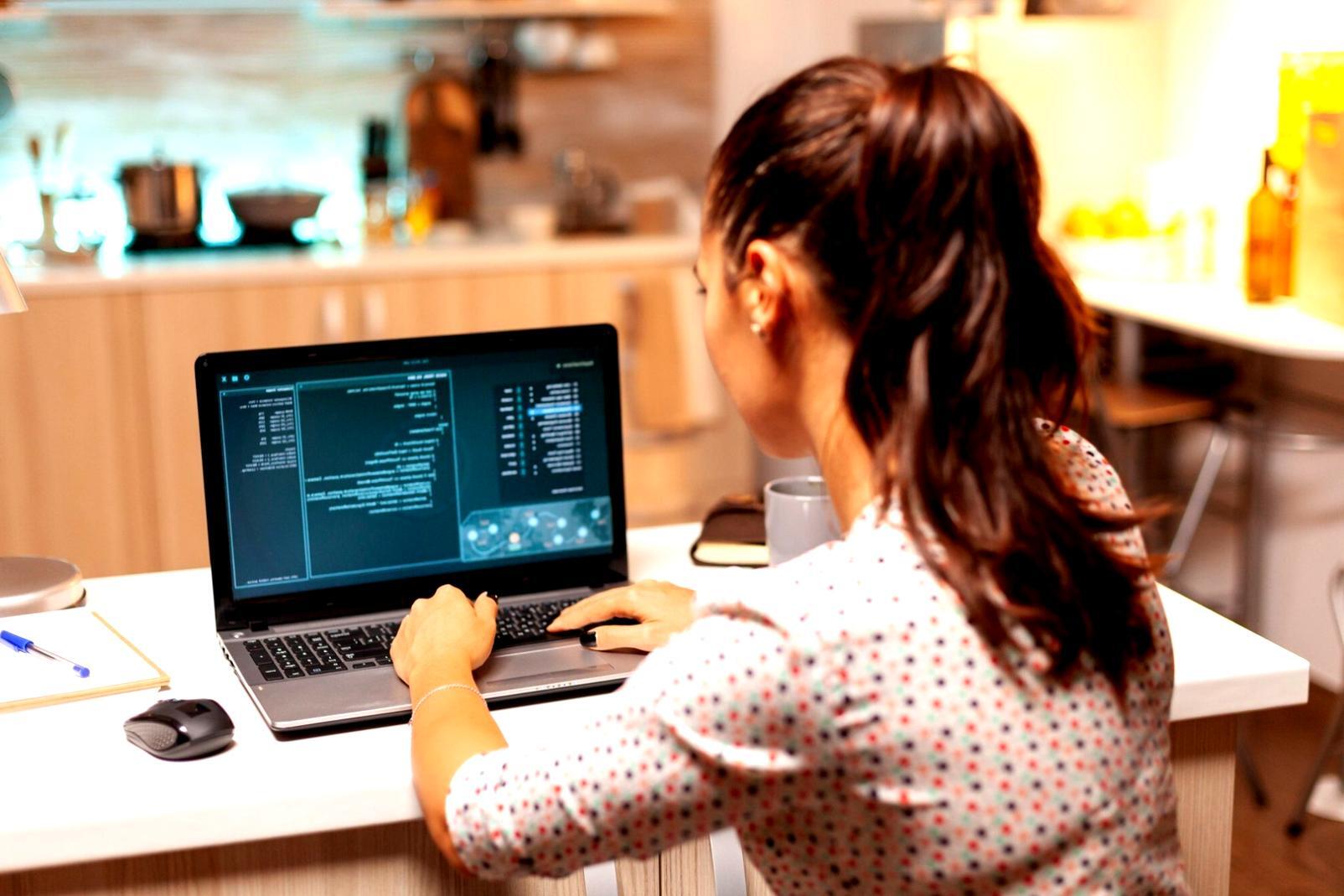Estudiantes trabajando en desarrollo de realidad virtual