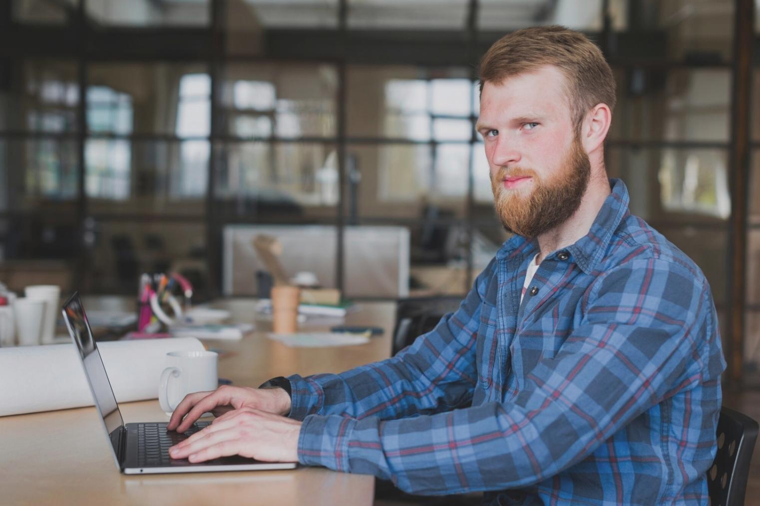Espacios colaborativos donde se desarrollan proyectos educativos en realidad virtual y aumentada